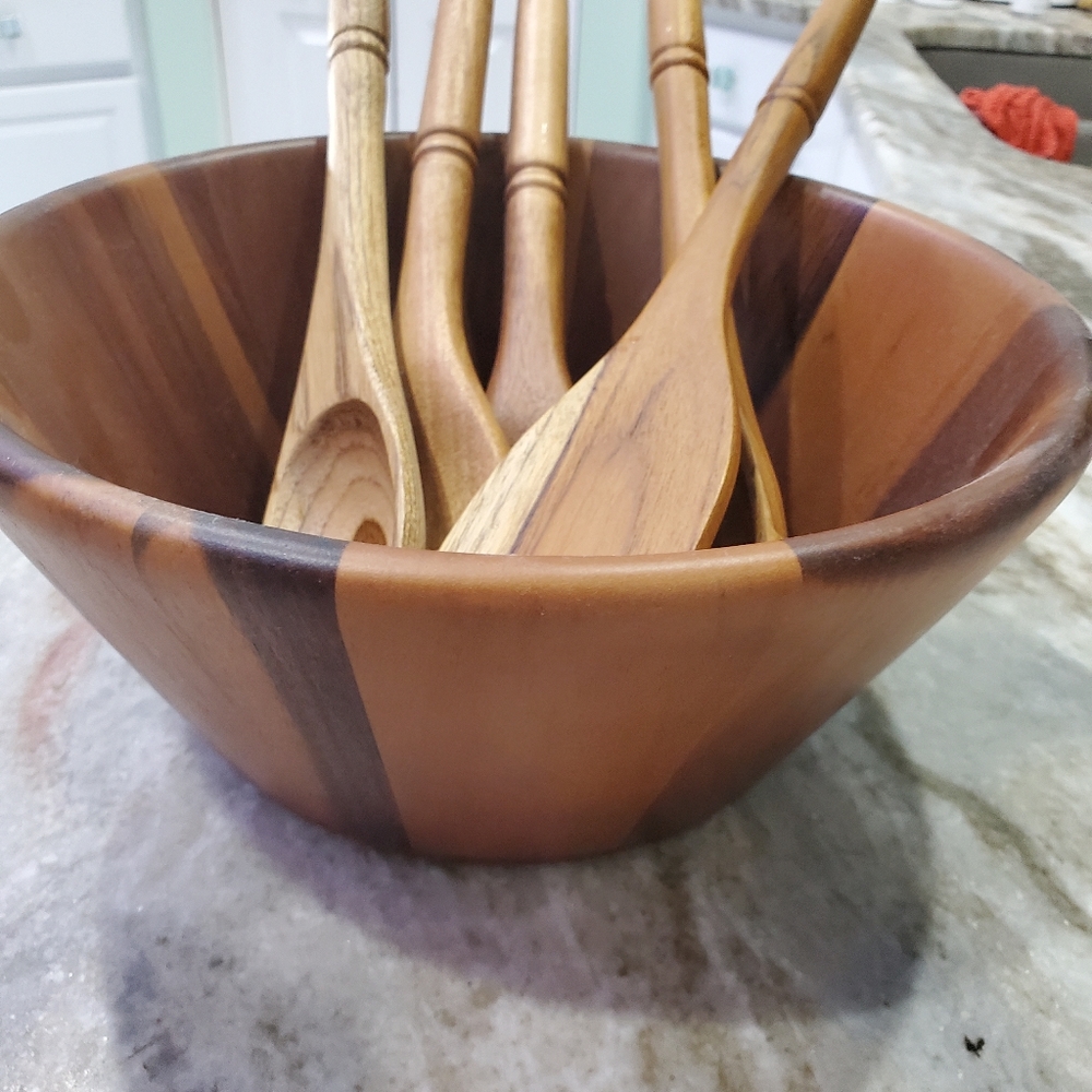 pampered Chef salad bowl with serving tools,  never ysed